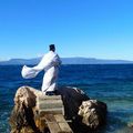 Православный священник освящает море в день Богоявления