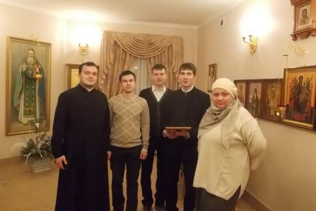 Воспитанники духовной академии посетили Гериатрический центр в Кронштадте