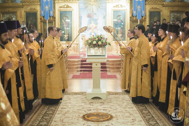 Всенощное бдение накануне дня памяти Трех Святителей в храме академии возглавил митрополит Черногорско-Приморский Амфилохий