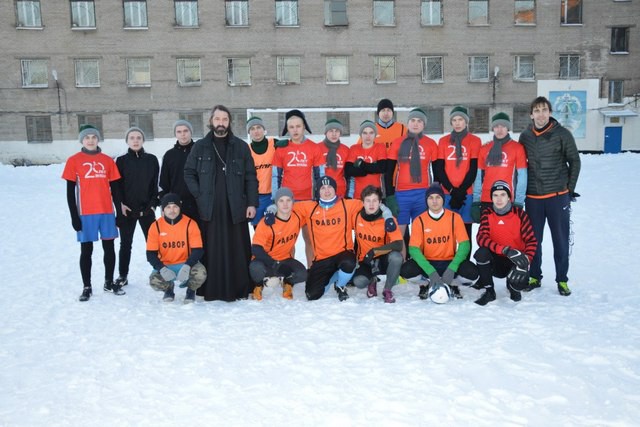 Студенты духовной академии посетили Колпинскую воспитательную колонию и  сыграли в футбол