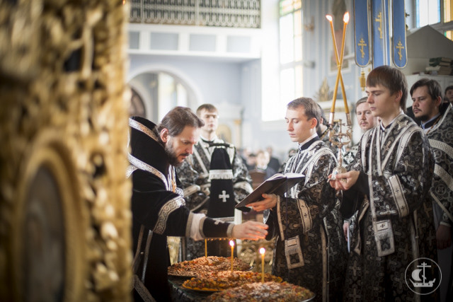 Архиепископ Амвросий совершил Литургию Преждеосвященных Даров и молебен великомученику Феодору Тирону