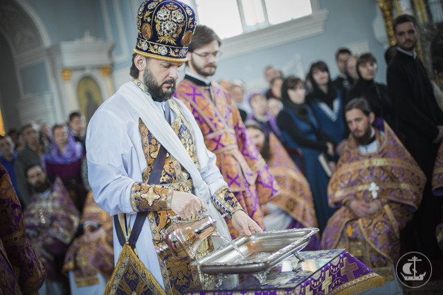 Архиепископ Амвросий совершил Чин омовения ног
