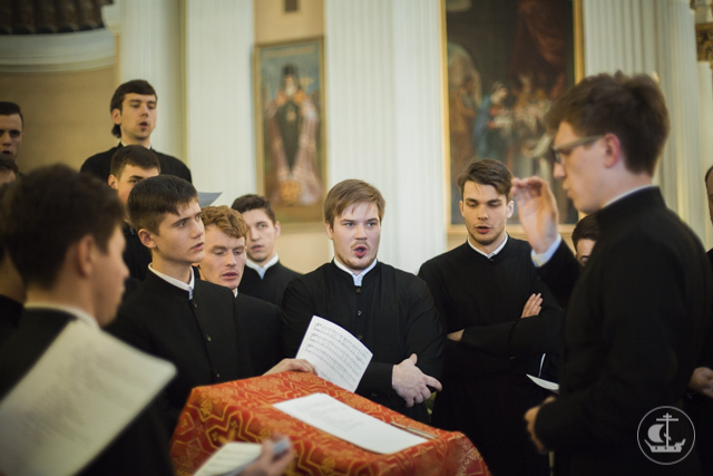 Духовная академия молилась за пасхальной вечерней в Александро-Невской лавре