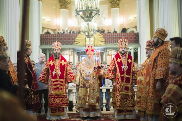 Духовная академия молилась за пасхальной вечерней в Александро-Невской лавре