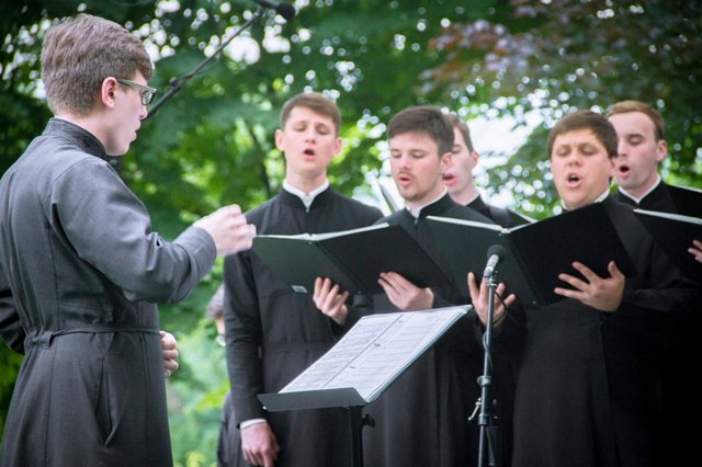 Мужской хор Санкт-Петербургской духовной академии выступил с концертами во Франции
