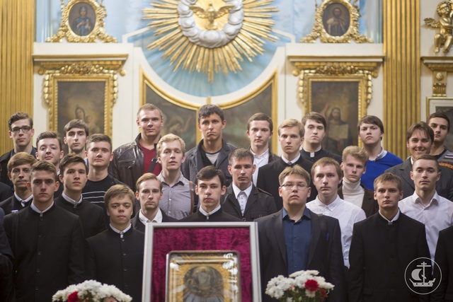 Вновь поступившие студенты Академии совершили культурную поездку по святым местам Санкт-Петербурга