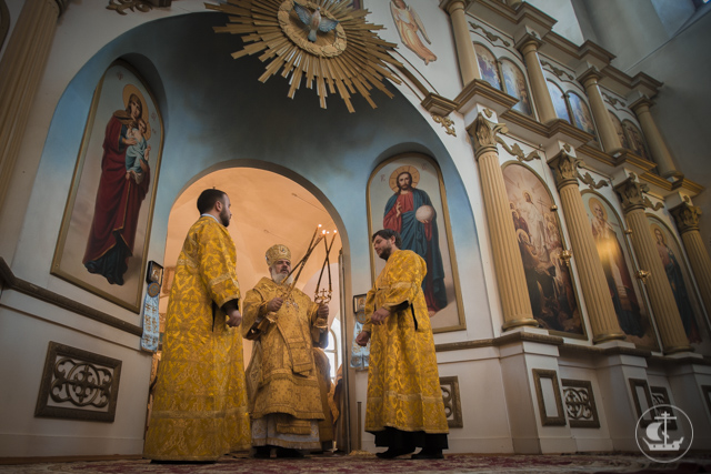 Архиепископ Петергофский Амвросий совершил литургию в Софийском соборе Великого Новгорода