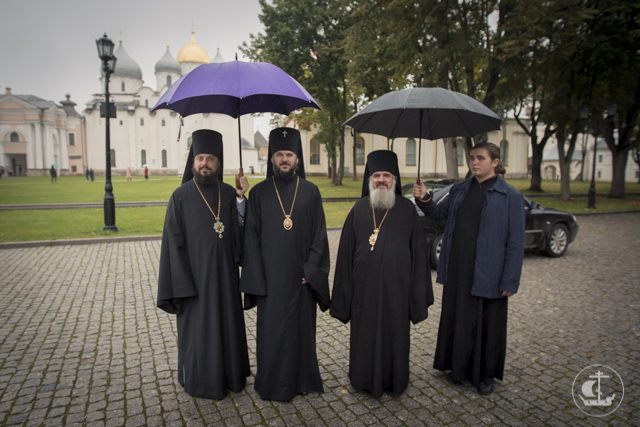 Архиепископ Петергофский Амвросий совершил литургию в Софийском соборе Великого Новгорода