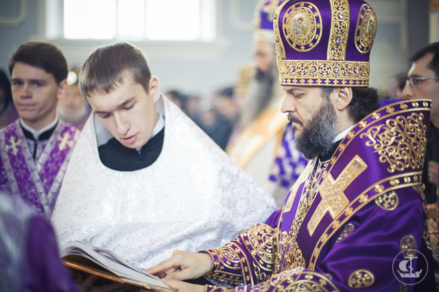 В праздник Воздвижения Креста Господня Литургию в Духовной Академии совершили три архиерея
