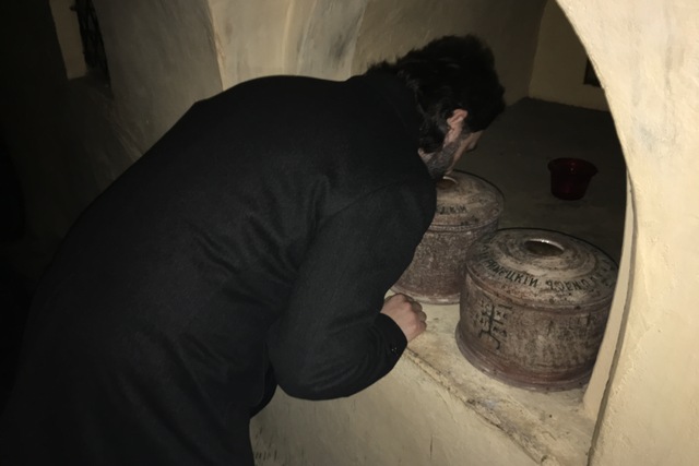 В Димитриевскую родительскую субботу архиепископ Амвросий совершил литургию в пещерном храме Зверинецского монастыря