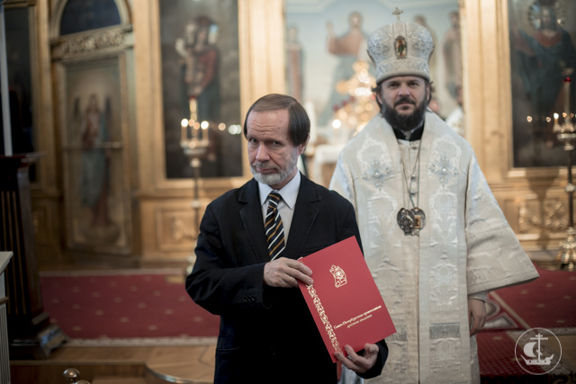 Архиепископ Амвросий наградил руководителей и сотрудников Народного Православного Университета