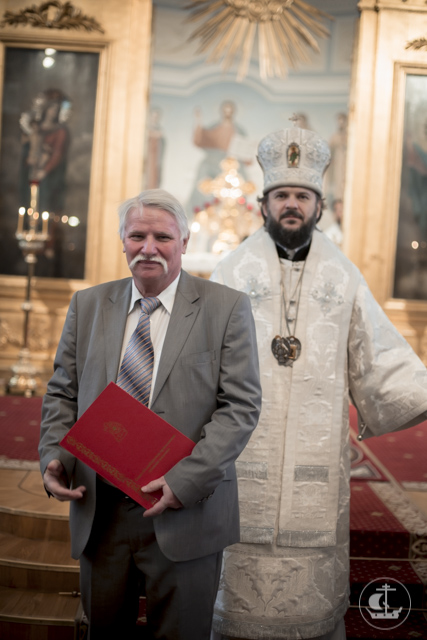 Архиепископ Амвросий наградил руководителей и сотрудников Народного Православного Университета