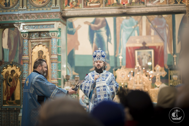 Архиепископ Амвросий совершил Литургию в Петропавловском соборе Петергофа