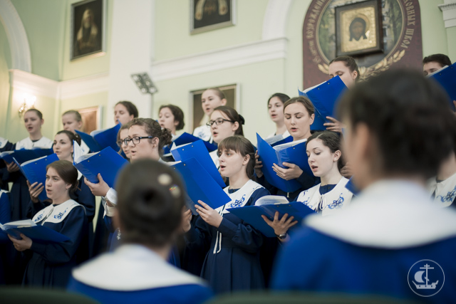 Выпускницы регентского отделения сдали первый экзамен по дирижированию хором