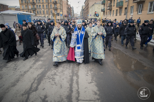 В Петербурге молитвой и крестным ходом отметили Международный день православной молодежи