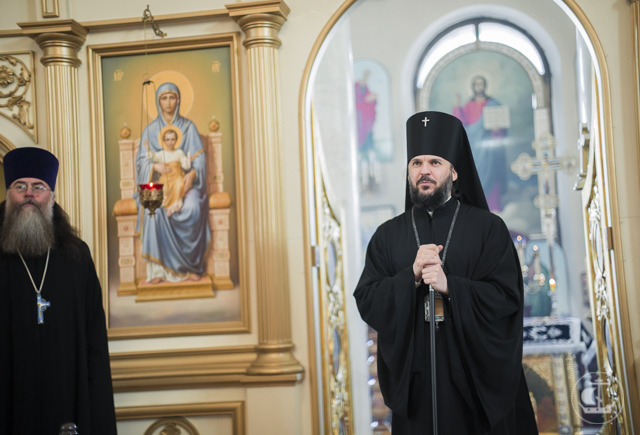 Архиепископ Амвросий поздравил духовника Академии с Днем рождения и вручил ему Патриаршую награду