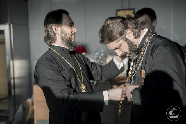 Архиепископ Петергофский Амвросий поздравил протоиерея Михаила Бравермана с 50-летим со дня рождения