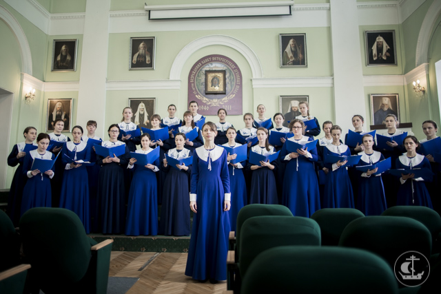 Студентки Регентского отделения сдали экзамен по дирижированию хором 