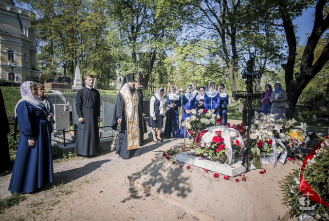 На Радоницу ректор Духовной Академии совершил Божественную литургию и заупокойные литии на Никольском кладбище и в Александро-Невской лавре