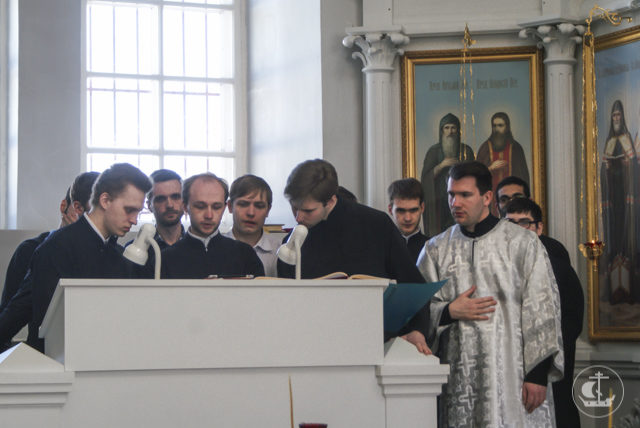 Студенты Духовной Академии посетили святыни Тихвинской епархии