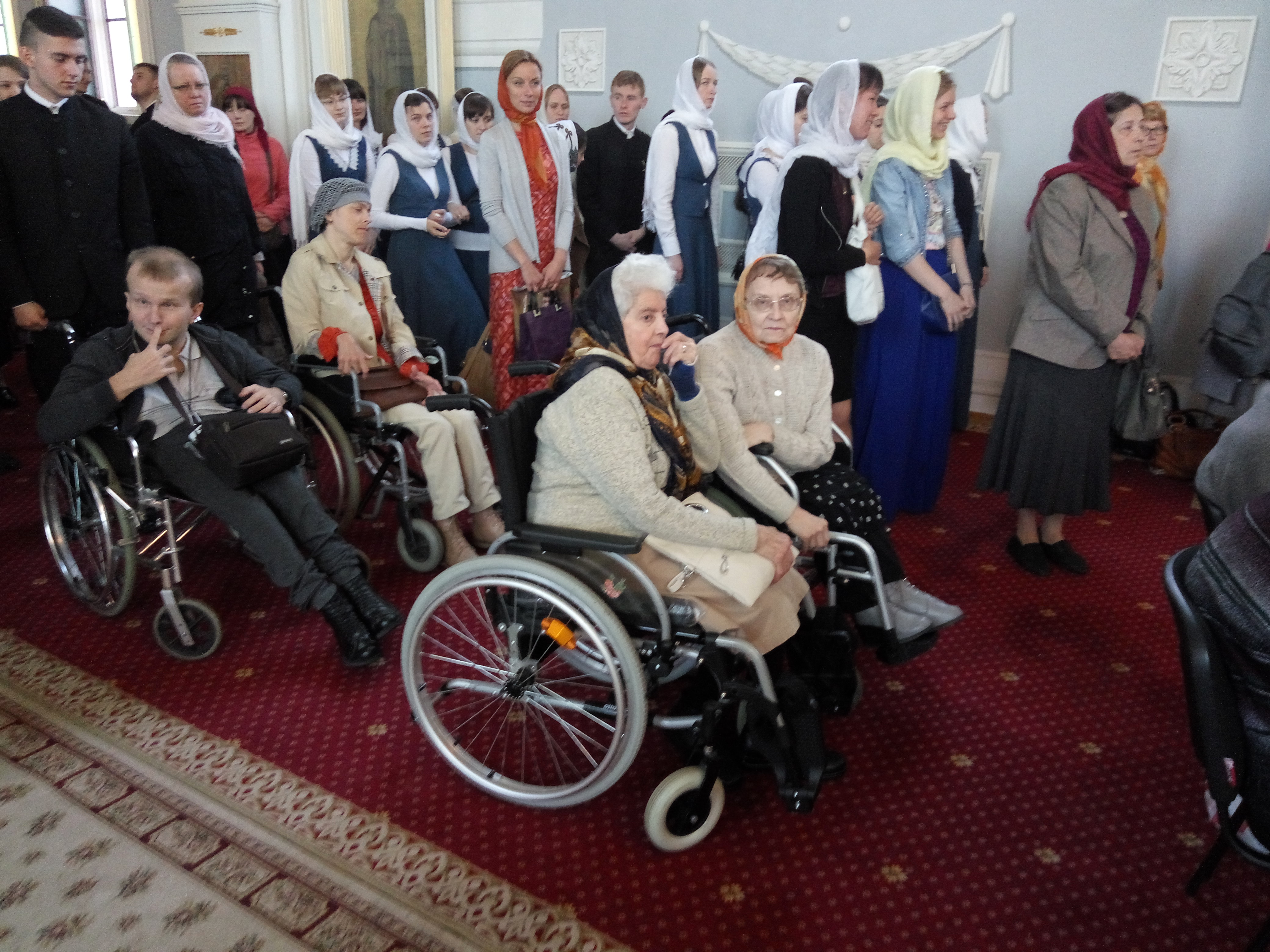В Неделю Жен-мироносиц за Божественной литургией молились инвалиды-колясочники