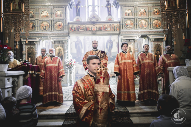 За Литургией в Петропавловском соборе Петергофа архиепископ Амвросий рукоположил во священника аспиранта Духовной Академии 