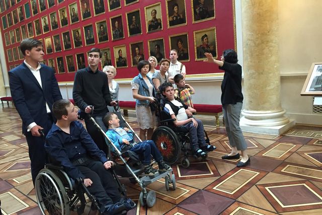 Студенты Духовной Академии сопровождали детей-инвалидов на экскурсии в Эрмитаж