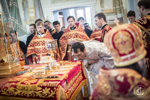 В годовщину своей диаконской хиротонии архиепископ Амвросий рукоположил во диакона студента магистратуры 