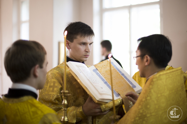 В Неделю Всех святых учащиеся Духовных школ молились за богослужениями