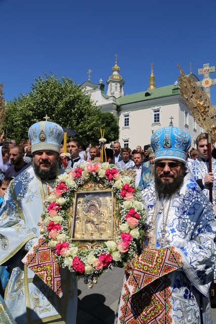 Архиепископ Петергофский Амвросий принял участие в праздничных богослужениях в Почаевской Лавре