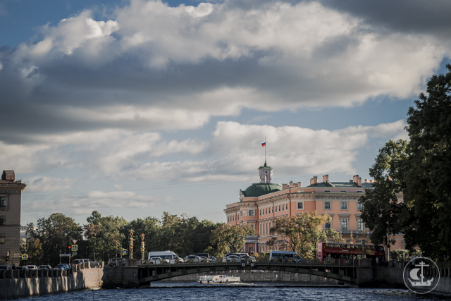 Новые студенты Академии увидели Петербург с воды
