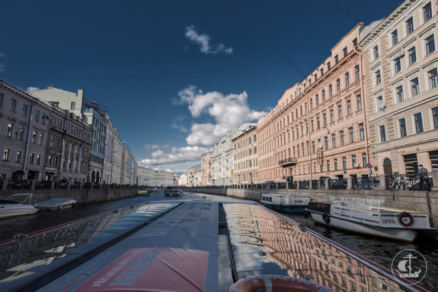 Новые студенты Академии увидели Петербург с воды