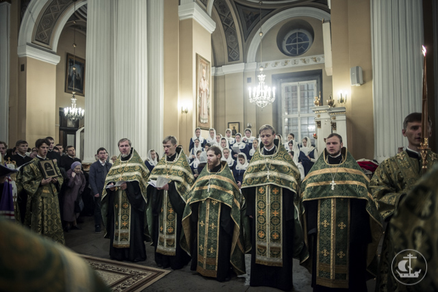 Студенты Духовной Академии поклонились мощам преподобного Силуана Афонского