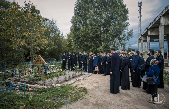 Cтуденты Духовной Академии навестили родителей Коли Трофимука и помолились у места его погребения