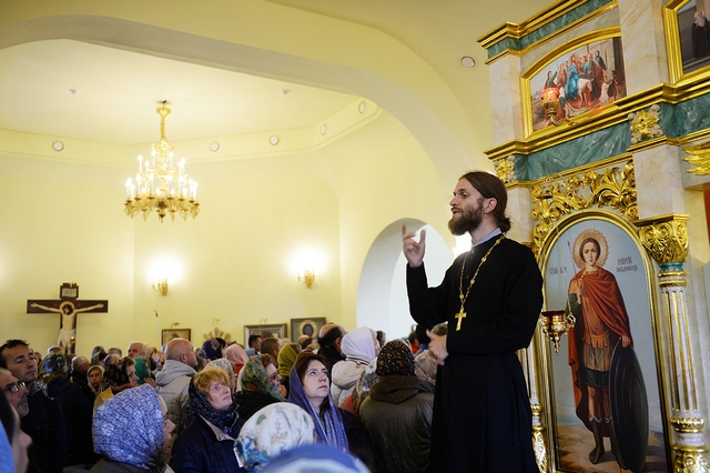 Аспирант Духовной Академии принял участие в сурдопереводе Патриаршей Литургии