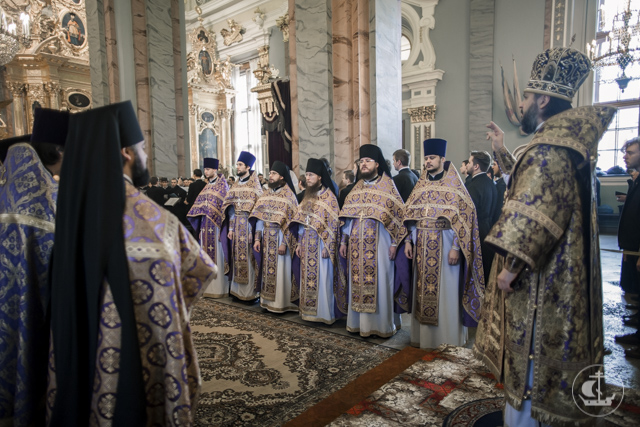 Единство молодости и традиции. Студенты Духовной Академии молились в Петропавловском соборе