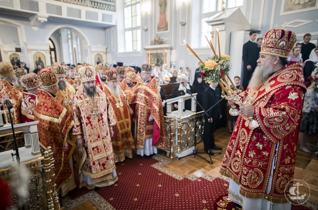 17 архиереев совершили Божественную литургию в день 70-летия возрождения Духовной Академии