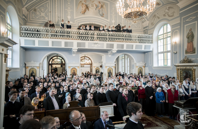 17 архиереев совершили Божественную литургию в день 70-летия возрождения Духовной Академии