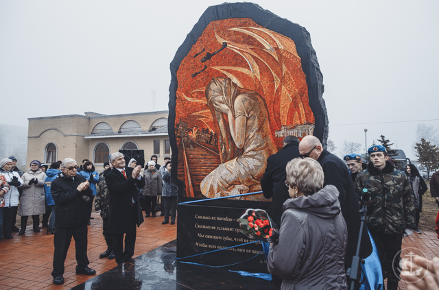 В Тихвине почтили годовщину трагической смерти 2000 детей блокадного Ленинграда