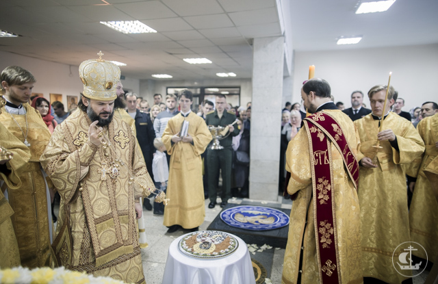 Студенты и курсанты Духовной и Военно-медицинской Академий вместе молились на воскресной Литургии