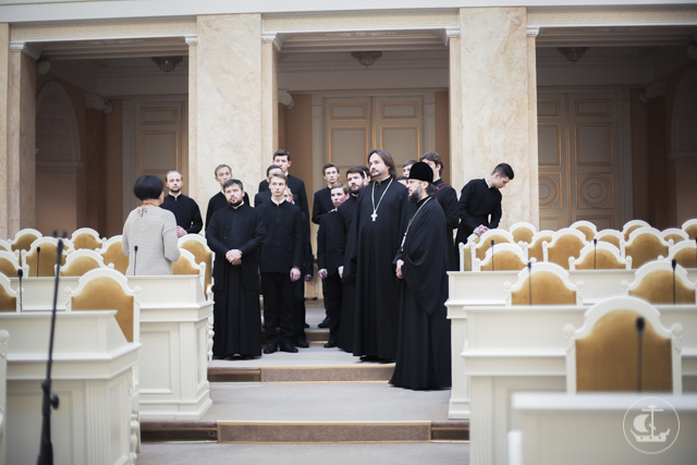 Архиепископ Амвросий со студентами Академии посетили Законодательное Собрание накануне Дня Народного Единства