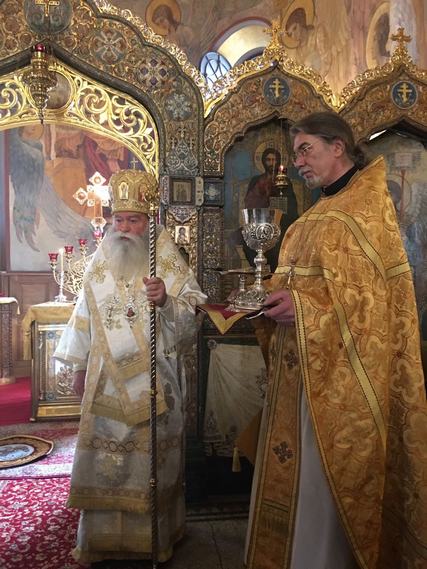 Митрополит Ловчанский Гавриил и архиепископ Петергофский Амвросий совершили Божественную литургию в Никольском храме г. Софии