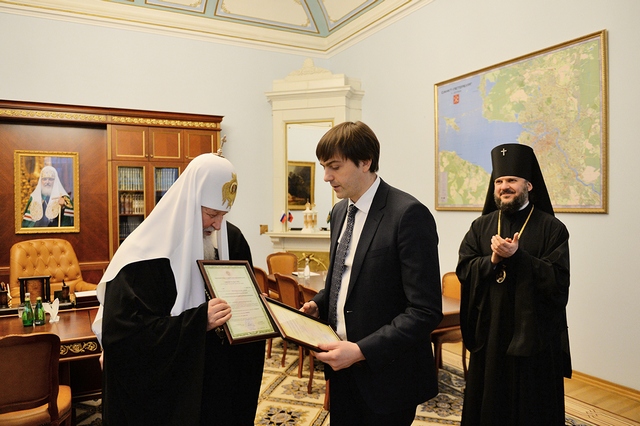 Руководитель Рособрнадзора вручил Святейшему Патриарху свидетельство о государственной аккредитации Санкт-Петербургской Духовной Академии