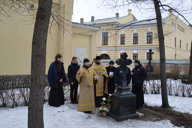 Студенты Академии совершили панихиду у могилы священномученика Петра Скипетрова