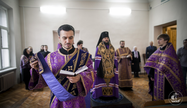 Архиепископ Амвросий совершил молебен перед началом ремонтных работ в историческом здании Академии