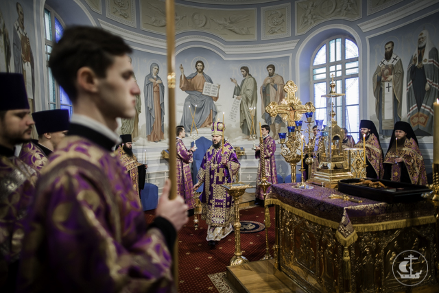 Накануне Недели Крестопоклонной в храме Академии вынесли для поклонения Распятие с частицей Животворящего Креста