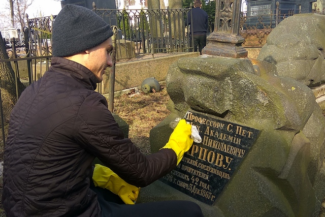 Студенты убрали могилы наставников Академии, похороненных на Никольском кладбище Александро-Невской Лавры