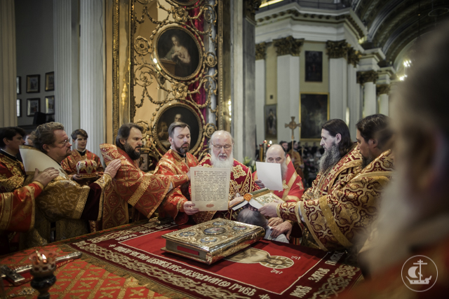 Ректор Академии сослужил Патриарху Кириллу в Троицком соборе Александро-Невской лавры