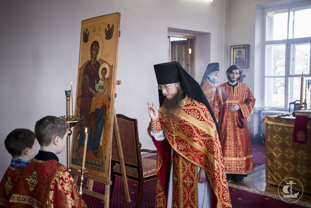 Архиепископ Амвросий совершил венчальную Литургию