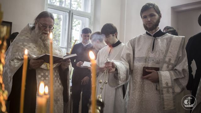 Духовная Академия молилась об усопших за вечерними богослужениями Троицкой родительской субботы